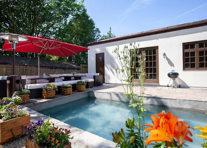 Vila La Olli -natural Pool & Jacuzzi Bristol