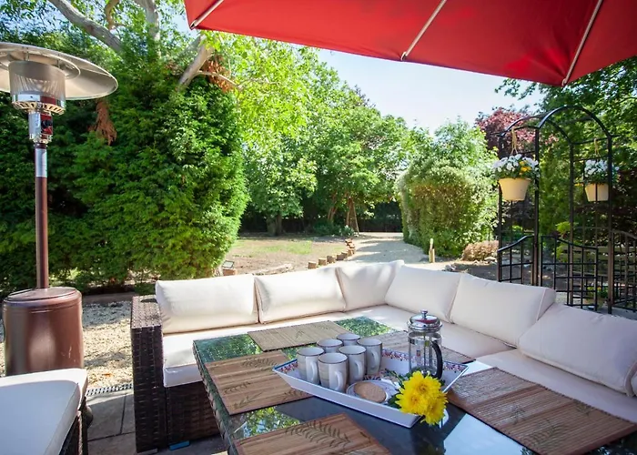 La Olli -natural Pool & Jacuzzi Bristol