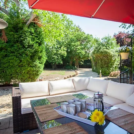 La Olli -natural Pool & Jacuzzi Bristol