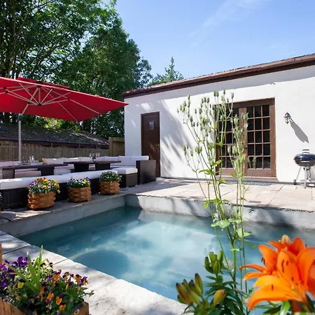 Vila La Olli -natural Pool & Jacuzzi Bristol